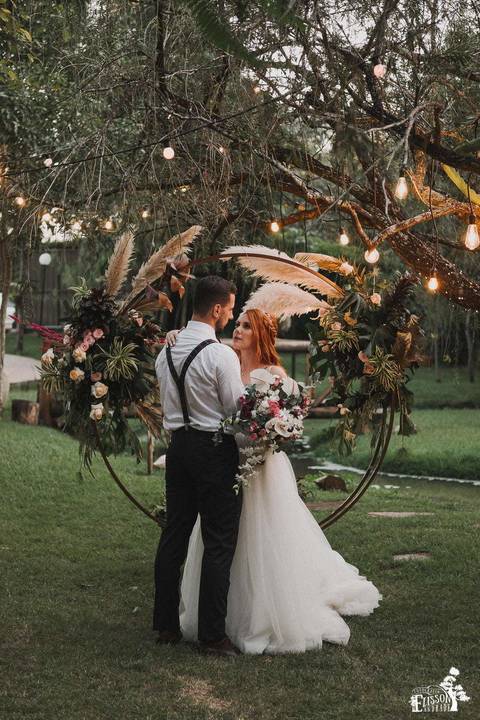 Retrato dos noivos depois do casamento ao ar livre, com decoração boho, em Maringá/PR'