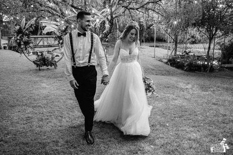 Retrato dos noivos depois do casamento ao ar livre, com decoração boho, em Maringá/PR'