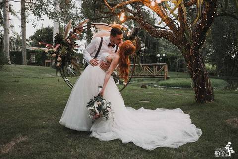 Retrato dos noivos depois do casamento ao ar livre, com decoração boho, em Maringá/PR'