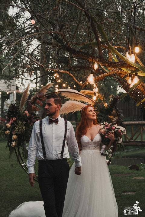 Retrato dos noivos depois do casamento ao ar livre, com decoração boho, em Maringá/PR'