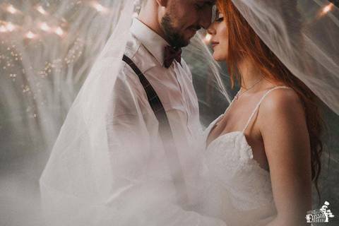Retrato dos noivos depois do casamento ao ar livre, com decoração boho, em Maringá/PR'