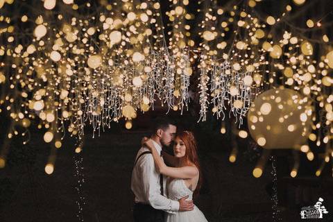 Retrato dos noivos depois do casamento ao ar livre, com decoração boho, em Maringá/PR'