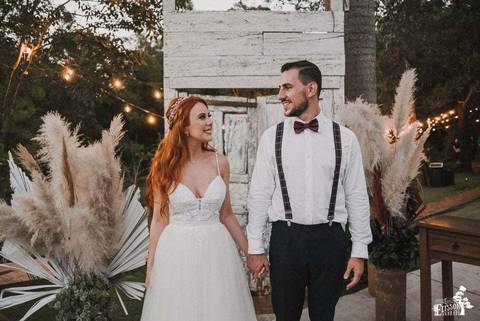 Retrato dos noivos depois do casamento ao ar livre, com decoração boho, em Maringá/PR'