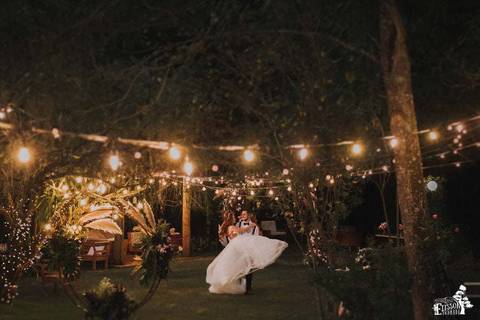 Retrato dos noivos depois do casamento ao ar livre, com decoração boho, em Maringá/PR'