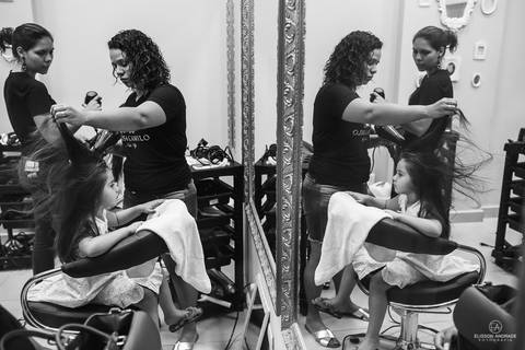 Fotografia de casamento, antes do casamento, com as filhas da noiva se arrumando'