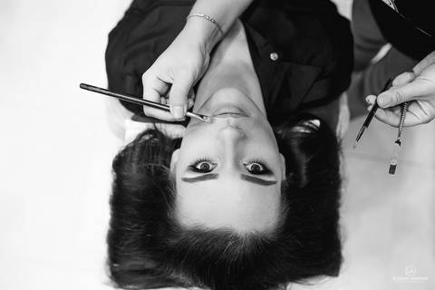 Fotografia de casamento, antes do casamento, com o noiva se arrumando, noiva fazendo maquiagem durante o making of'