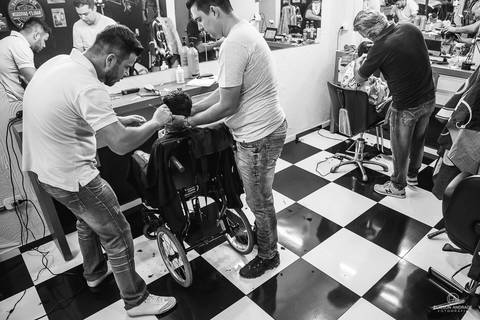 making off do noivo, em maringá, na barbearia que o noivo frequentava desde a infancia'