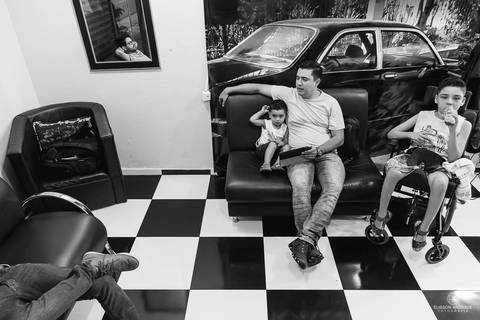 making off do noivo, em maringá, na barbearia que o noivo frequentava desde a infancia, com os filhos e amigo'