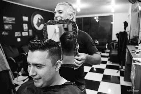 making off do noivo, em maringá, na barbearia que o noivo frequentava desde a infancia'