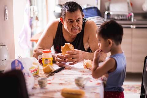 making off do noivo, no dia do casamento, na casa do noivo, com o pai tomando café da manhã com o filho'