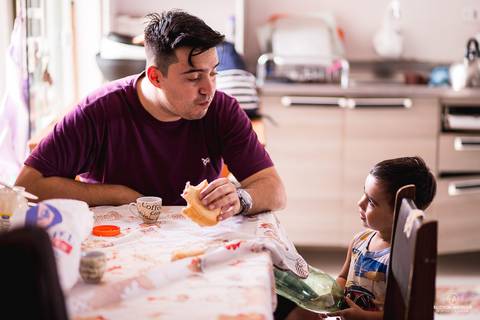 making off do noivo, no dia do casamento, na casa do noivo, tomando café da manhã com o filho, fotografia documental'