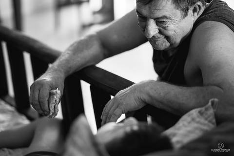 making off do noivo, no dia do casamento, na casa do noivo, avô e neto antes do casamento'