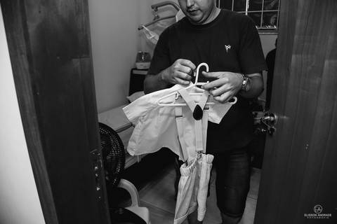 making off do noivo, no dia do casamento, na casa do noivo'