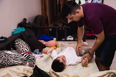 making off do noivo, no dia do casamento, na casa do noivo'