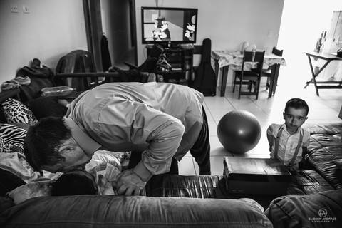 making off do noivo, no dia do casamento, na casa do noivo'