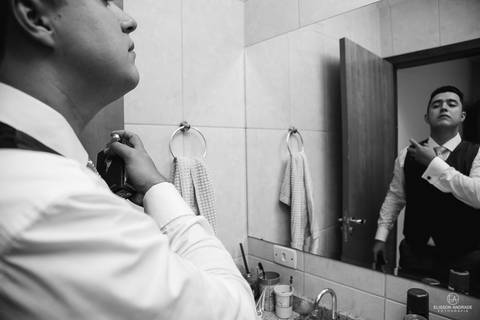 making off do noivo, no dia do casamento, na casa do noivo'