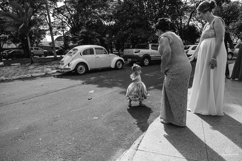 Antes do casamento, convidados chegando, criança correndo no dia do casamento'