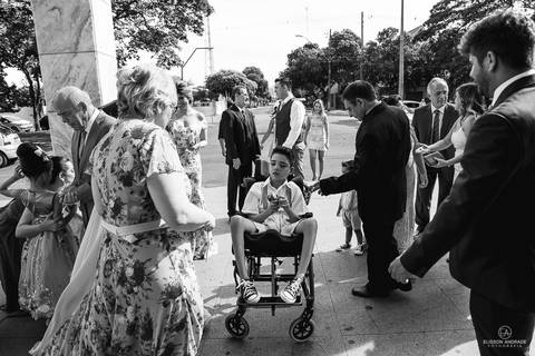 Antes do casamento, convidados chegando, pessoas se abraçando, fotografia em camadas, com várias pessoas na foto'