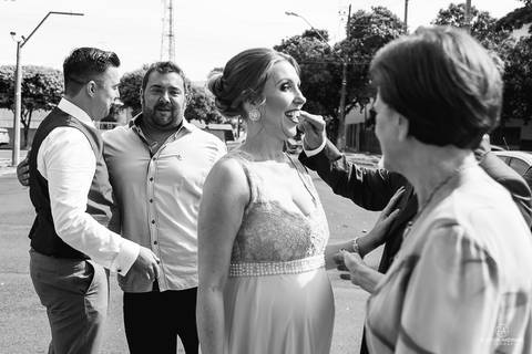 Antes do casamento, convidados chegando, pessoas se abraçando, fotografia em camadas, com várias pessoas na foto'