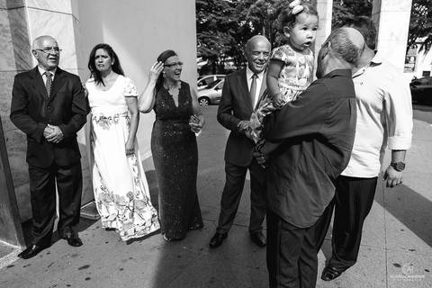 Antes do casamento, convidados chegando, pessoas se abraçando, fotografia em camadas, com várias pessoas na foto'