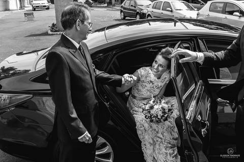 Noiva saindo do carro com o pai segurando pela mão'