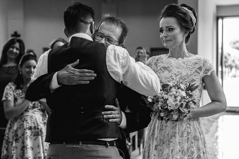 abraço do pai da noiva no noivo'