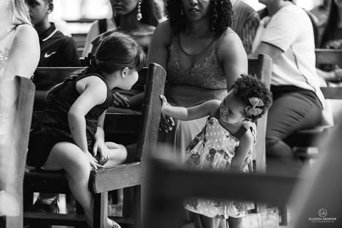 crianças brincando enquanto a celebraçao do casamento acontecia'