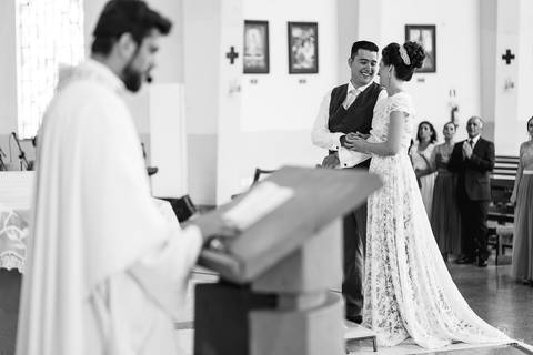 casal se olhando apaixonados durante o casamento'