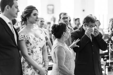 pai do noivo chorando de emoçao durante o casamento'