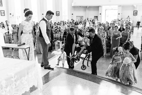 criança, filhos do casal, subindo no altar para a benção, com ajuda dos convidados'