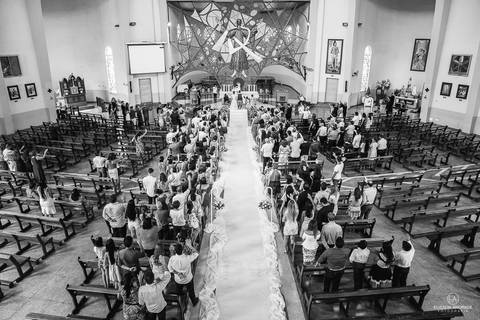 igreja abençoando o casal durante o casamento'