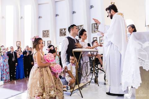 padre abençoando a família durante o casamento'