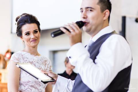 noiva olhando de forma apaixonada para o noivo durante o casamento'