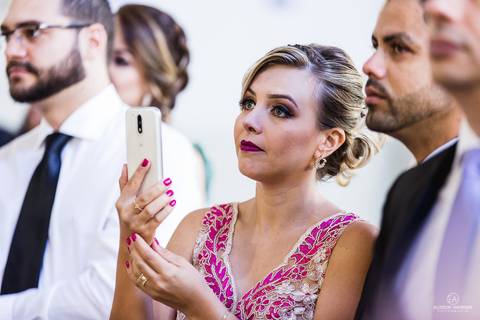 convidada emocionada no casamento, com lágrima nos olhos'