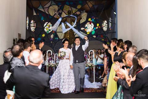 saída dos noivos, convidados e noivos comemorando o casamento'