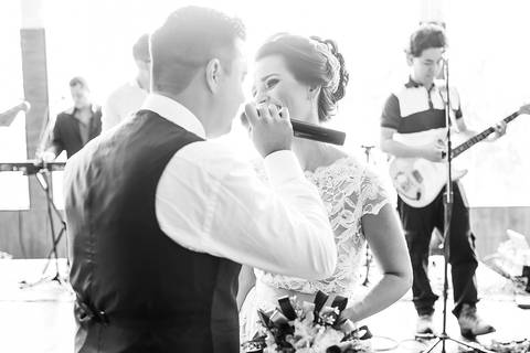 noivo cantando para noiva'