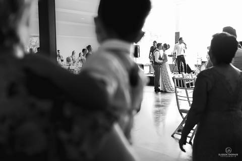 beijo dos noivos durante a festa de casamento'