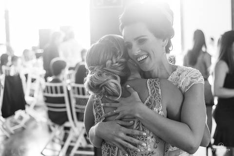 abraço da esposa em amiga'