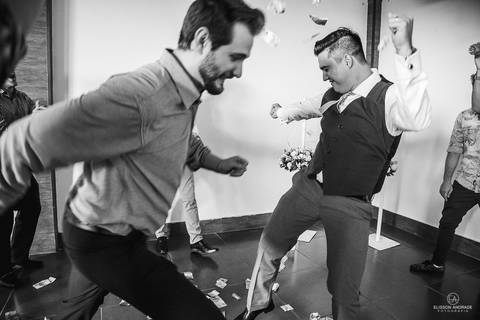 festa de casamento durante o dia, noivo passando de mesa em mesa fazendo a gravata'