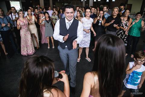 crianças durante o casamento, cantando para os pais recem casados'