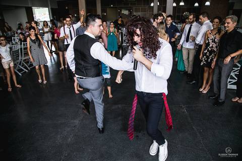 recém casado dançando com o cantor da banda, casamento durante o dia'