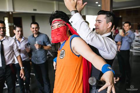 recém casado dançando com o cantor da banda, casamento durante o dia'