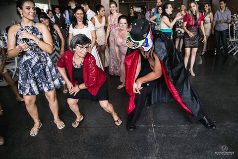 Festa de casamento durante o dia, idosa dançando funk'