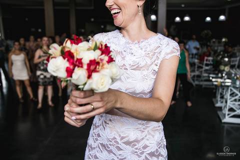 Festa de casamento durante o dia, noiva jogando o bouquet ou buque'