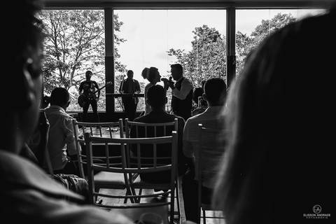 Festa durante o dia, noivos cantando'