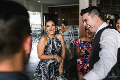 Festa durante o dia, convidados e noivo dando risada'
