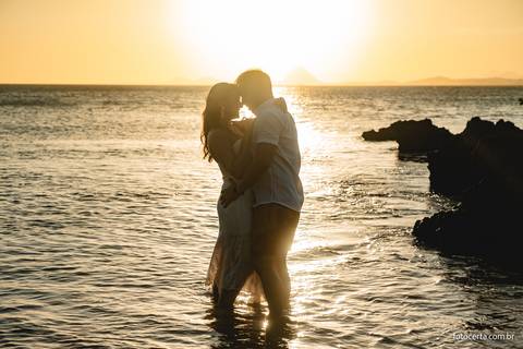 Ensaio Externo na Praia, Pré-Casamento de Andressa e Diego na Casa de Maria em Anchieta - ES. Fotógrafo Luciano Pacheco - Foto Certa'