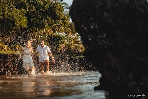 Ensaio Externo na Praia, Pré-Casamento de Andressa e Diego na Casa de Maria em Anchieta - ES. Fotógrafo Luciano Pacheco - Foto Certa'