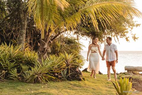 Ensaio Externo na Praia, Pré-Casamento de Andressa e Diego na Casa de Maria em Anchieta - ES. Fotógrafo Luciano Pacheco - Foto Certa'
