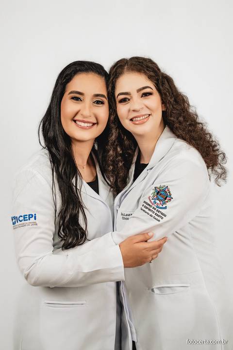 Ensaio de formatura em Residência de Clínica Médica da Secretaria de Estado da Saúde do Governo do Estado do Espírito Santo realizado no estúdio Foto Certa'